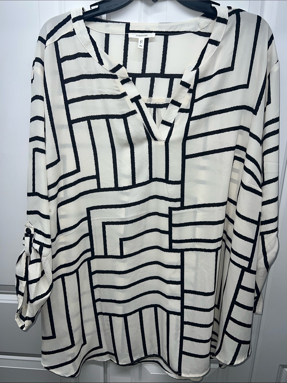Maurices Plus Size 4X Abstract Geometric Line V-Neck Roll-Tab Blouse White/Black